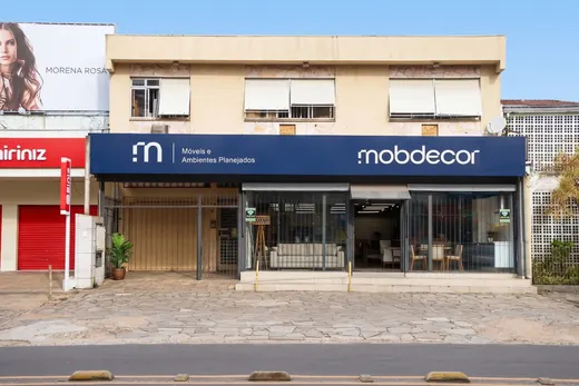 Fachada da unidade Ottto da Mobdecor, com testeira azul e vitrines iluminadas